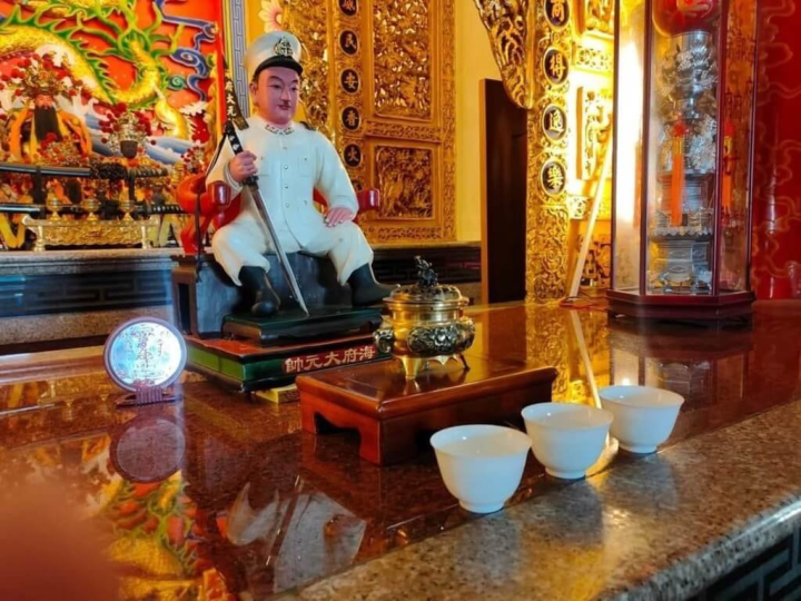 高雄市鳳山區「紅毛港保安堂」是全台唯一供奉日本軍艦的廟宇，主祀「海府大元帥」，也就是二戰時沉沒的日本軍艦「蓬38號哨戒艇」艦長高田又男。（紅毛港保安堂提供）