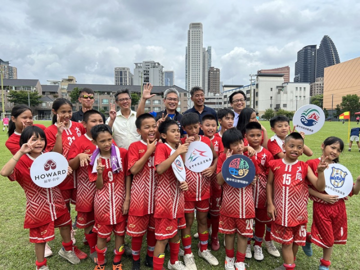 2023台中朝馬國際足球節8日起一連3天在台中朝馬足球場展開，本屆共有海內外49隊參加，台中市運動局長李昱叡（後右3）到場歡迎參賽隊伍。