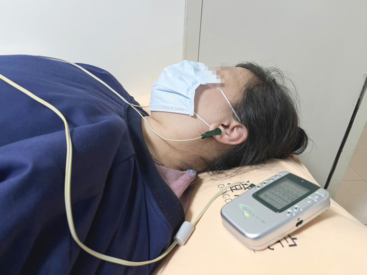 台中市1名男老師在2次確診COVID-19後出現雙側耳鳴症狀，台中市澄清醫院7日表示，推測是因患者的內耳毛細胞受到病毒影響才導致耳鳴，患者經藥物搭配微電流刺激療法治療後症狀已緩解。此為示意圖，照片人物非新聞當事人。（院方提供）