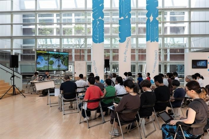 山口現場觀眾聆聽策展人吳達坤介紹臺灣當代文化實驗場（C-LAB）成立緣起、發展方向和近年的年度大展及國際合作案例。