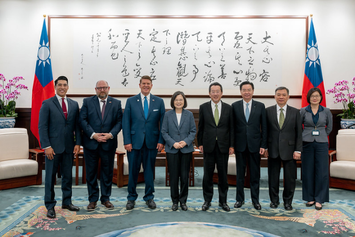 President Tsai poses for a photo with a delegation from the Krach Institute for Tech Diplomacy at Purdue University.
