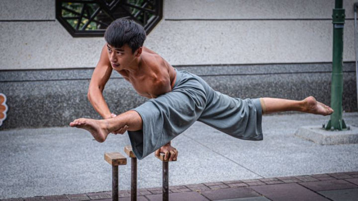 來自森森不息街頭劇場、海Fun街頭馬戲-Havefun circus、彬彬團隊的街頭藝人們，將為民眾帶來力與美結合的舞立方、鐵環秀、幽默風趣的小丑秀，營造貼近民眾、互動性超高的街頭劇場。