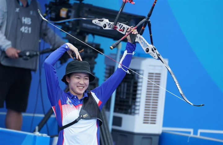 Taiwanese archer Peng Chia-mao gestures a big heart after winning a bronze medal the World University Games in Chengdu, China on Monday. Photo courtesy of Chinese Taipei University Sports Federation July 31, 2023