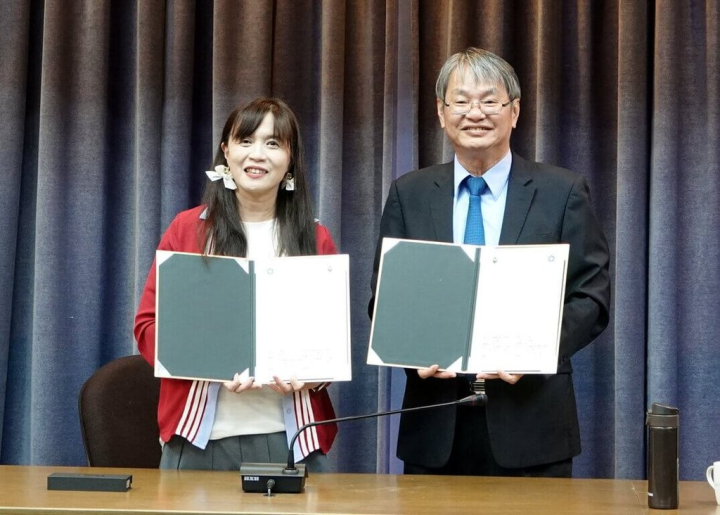 中正大學與嘉義科學園區實驗中學9日簽訂策略聯盟備忘錄，由中正大學校長馮展華（右）與嘉科實驗中學校長林怡慧（左）代表簽署。（中正大學提供）