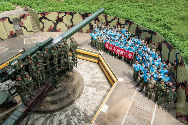 馬祖戰鬥營10日參訪240公厘榴砲砲操。（軍聞社記者葛芃欣攝）