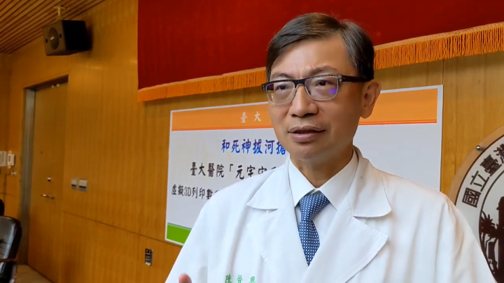 台大醫院外科部主任陳晉興與神經外科醫師王國川合組醫療團隊，組建「元宇宙手術模擬平台」（圖截取自中央社Youtube）