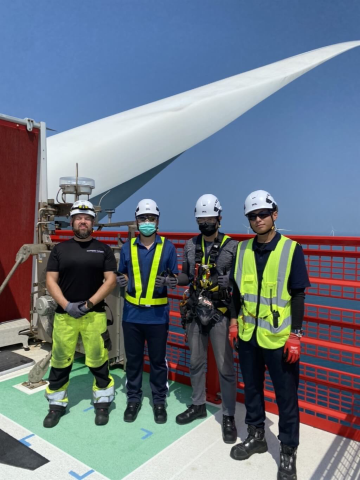 台灣發展再生能源，離岸風電風場陸續興建中，勞動檢查員為了工安前往勞檢必須先特訓，前往勞檢時也都要攀上8、9層樓高的變電站。圖為勞檢員楊尚書（右2）登上變電站後與外國技師等合影。（楊尚書提供）