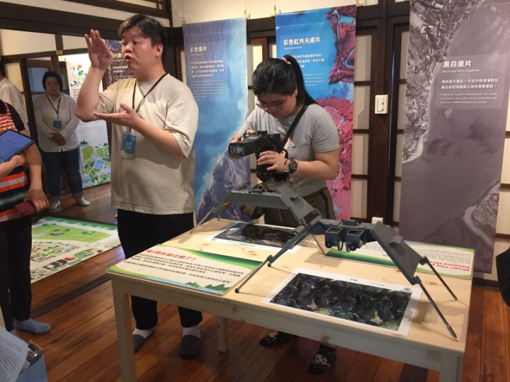 農業部林業及自然保育署航測及遙測分署即日起到12月17日在林業署保育小站舉辦「飛高高，看我家－2023航測主題展」，現場展出如何透過反光立體鏡，讓照片從平面變成立體影像。