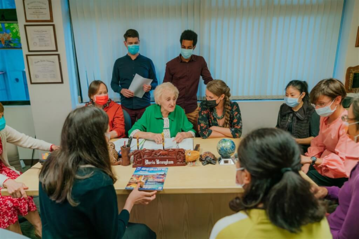 即使達九旬高齡，彭蒙惠（中，綠衣者）推動英語教學的熱情始終如一、毫不受限。她每天行程滿檔，比200多名員工還早到辦公室。圖為彭蒙惠與旗下老師及編輯開會討論雜誌內容。（彭蒙惠提供）