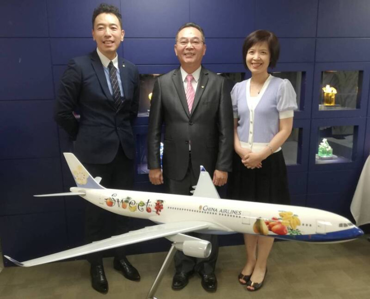 中華航空台北分公司2日舉行記者會，分公司總經理李宜洲（中）表示，到年底航空市場持續暢旺，華航各航點除增班外，東北亞的日本及韓國都將有新航線加入。