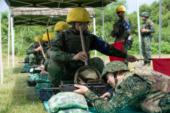 馬戰營學員上午在南竿靶場實彈射擊。（軍聞社記者葛芃欣攝）