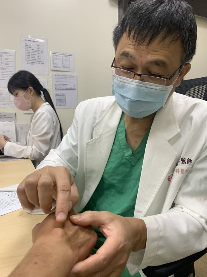 高雄中正脊椎骨科醫院副院長賴啓仁（前）9日表示，腱鞘囊腫俗稱水瘤，最常見位置是手腕背側，治療大多採取保守療法，但若影響日常生活就要考慮手術切除。（高雄中正脊椎骨科醫院提供）