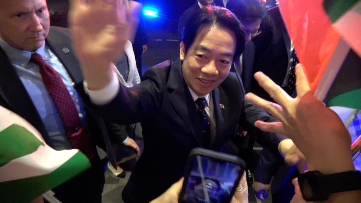 副總統賴清德（中）出訪友邦巴拉圭，12日過境美國紐約，在曼哈頓中城樂天紐約皇宮飯店外向歡迎他到訪的僑胞揮手。