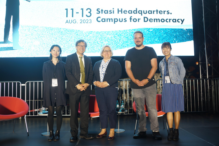 德國聯邦檔案館副主席雅莉珊德拉蒂策（中）應邀出席映後座談