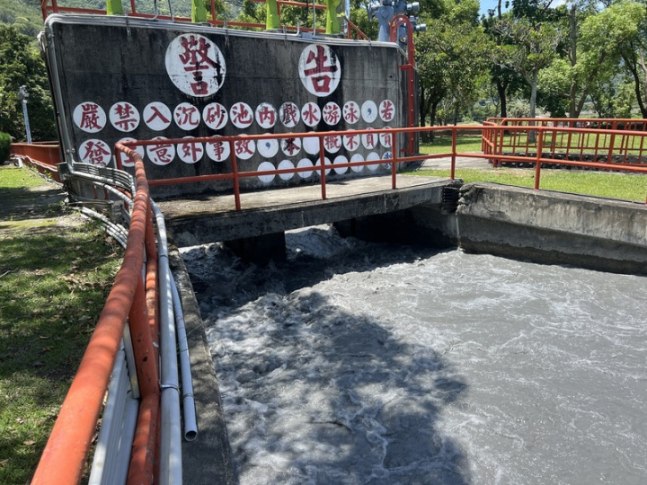 台東縣稻米主要產區台東縱谷，灌溉取水的卑南溪沿線池上圳、關山大圳、鹿野圳、卑南圳等水圳取水土堤日前遭颱風沖毀，導致農田斷水，經搶修7日傍晚取水口終於進水。圖為關山圳取水口。