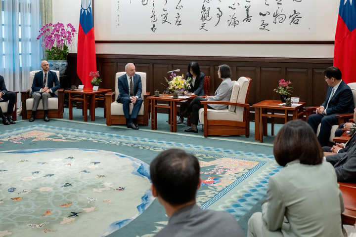 President Tsai exchanges views with French Office in Taipei Director Jean-François Casabonne-Masonnave.