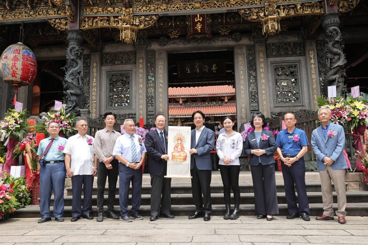 副總統與出席人員合影