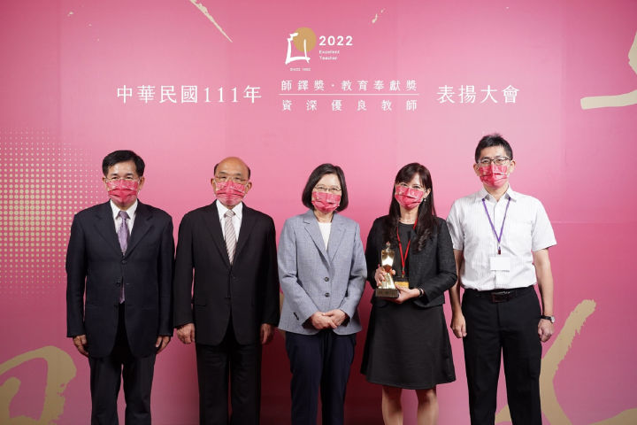 林慕怡（右二）獲111年師鐸獎