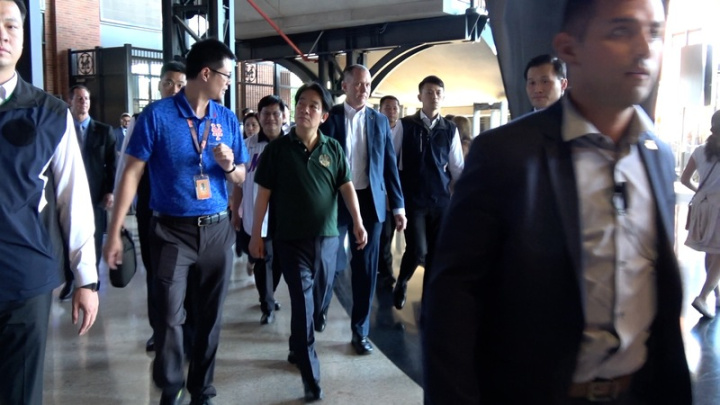 副總統賴清德（綠色上衣者）出訪友邦過境紐約，13日傍晚造訪美國職棒大聯盟紐約大都會主場花旗球場，接受球團人員導覽。