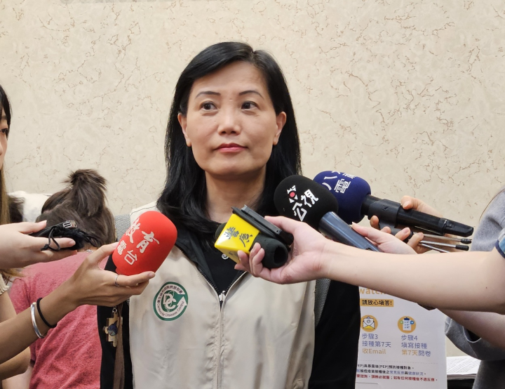 疾管署副署長曾淑慧接受媒體聯訪表示，EG.5確實傳播力較強，不過重症的機會沒有那麼高，目前持續監測