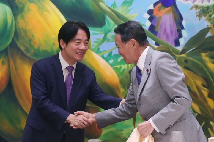 副總統與日本前首相暨自民黨副總裁麻生太郎握手致意