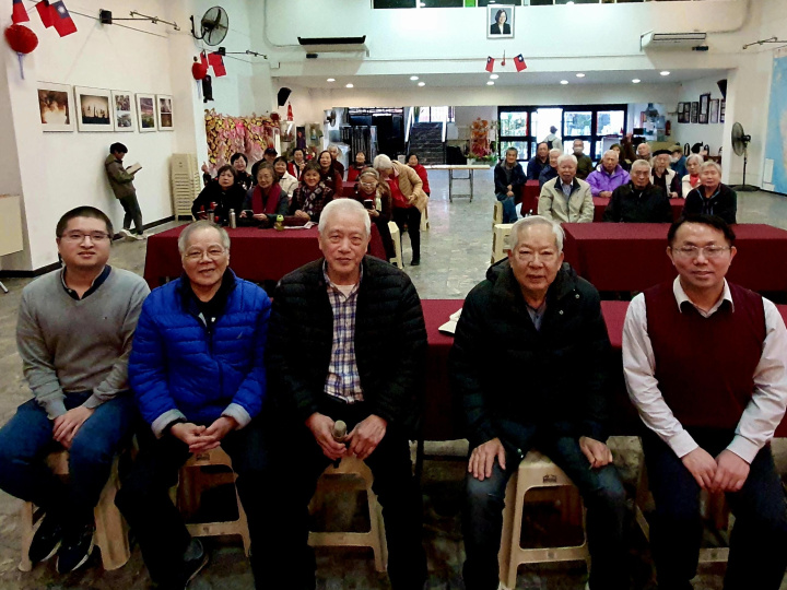 透過許柏勛（左１）切身分享活用理財阿根廷經驗，讓鄉親學到許多實用的資訊，大家收穫良多。僑務秘書丁健民（右１）、僑務委員林英忠（右２）一同出席講座聆聽分享。