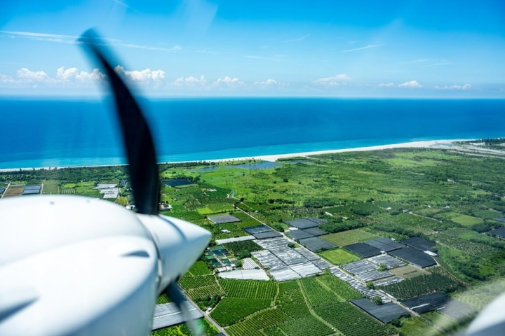 屏東空中遊覽活動9月8日至10日於恆春航空站舉辦，縣府結合安捷航空，引進來自義大利有「空中法拉利」之稱的雙發動機種P2012，帶領遊客一覽恆春壯麗美景。（屏東縣政府提供）