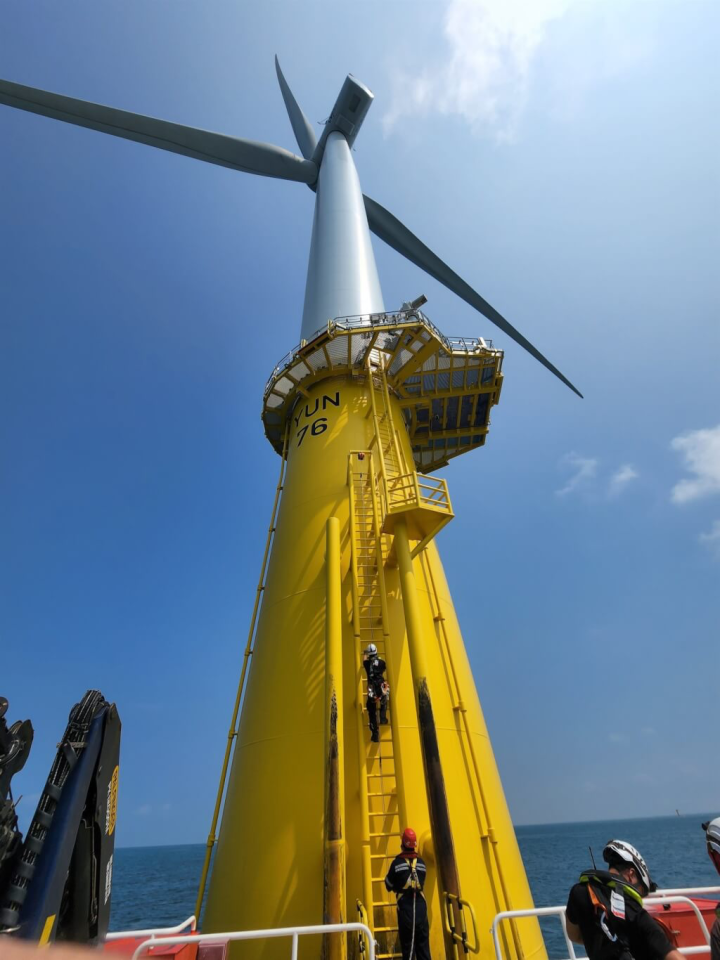 圖為勞檢員爬梯登上離岸變電站。（楊尚書提供）