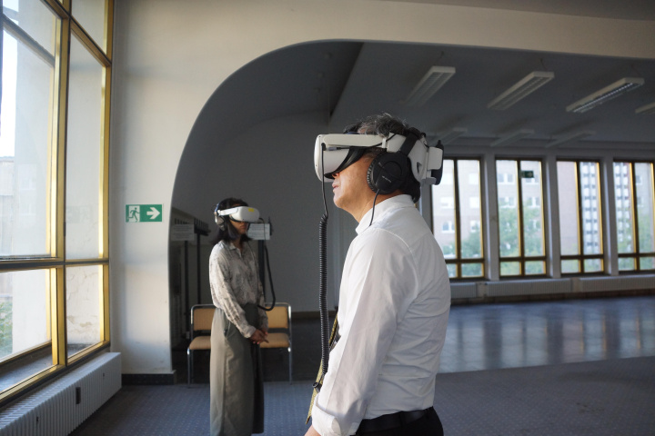 駐德大使謝志偉（右）觀看電影《無法離開的人》