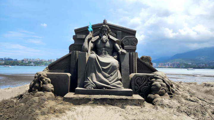 2023八里城市沙雕展19日將在八里左岸公園登場，以「神．話八里」為主題，規劃設計5大區共計16座沙雕。圖為天神宙斯。（新北市高灘處提供）
