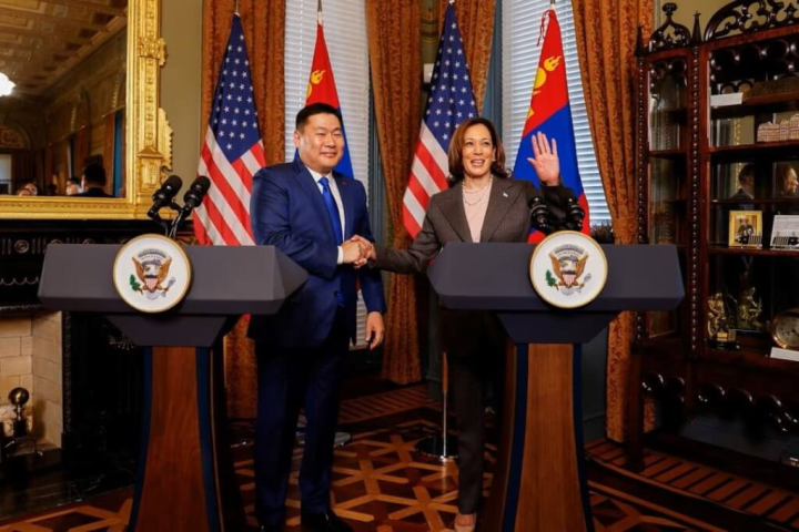 首頁 / 國際 美國與蒙古國將簽署民航協議 預定2024年直航 2023/8/3 10:52（8/3 11:31 更新） 美國與蒙古國在華府舉行會議，美國副總統賀錦麗（右）與蒙古國總理奧允額爾登（左）宣布，雙方將簽署「開放天空」民航協議。（路透社）