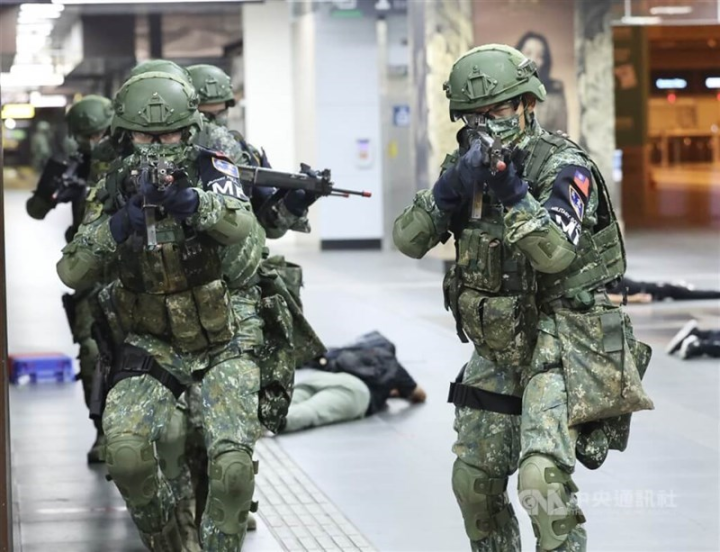 Military policemen take part in a Han Kuang military exercise taking place at Taiwan Main Station.
