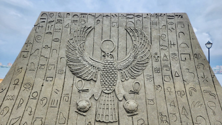 新北市八里城市沙雕展19日即將登場，今年以「神．話八里」為創作主題，打造埃及神話區、東方神話區、日本神話區、韓國神話區、希臘神話區共5大神話區及時光隧道，預計展出16座沙雕。圖為埃及圖騰主題創作。（新北市政府高灘地工程管理處提供）