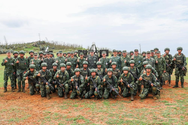 梅總長與基層官兵合影。（軍聞社記者周昇煒攝）