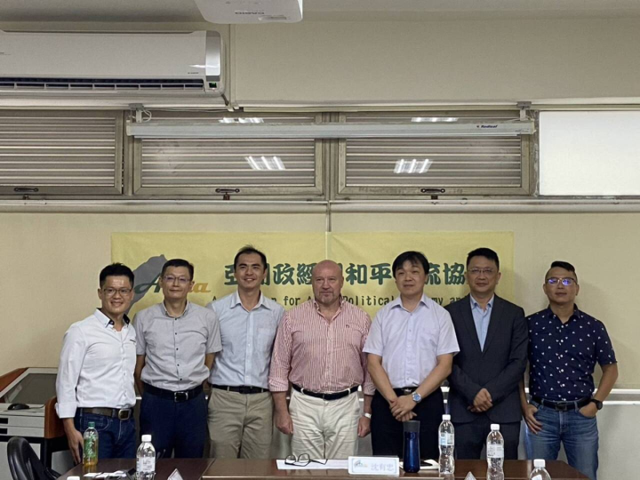 捷克國防大學副校長Libor Kutej(中)來台訪問，亞洲政經與和平交流協會沈有忠教授(右3)，中正大學蔡榮祥教授(右2)，東海大學邱師儀教授(右1)，吳俊德教授(左2)，國防大學陳育正教授(左3)等多位教授出席座談。圖：亞洲政經與和平交流協會提供