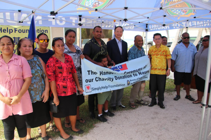 林鼎翔代表臺灣捐贈諾魯一批愛心物資