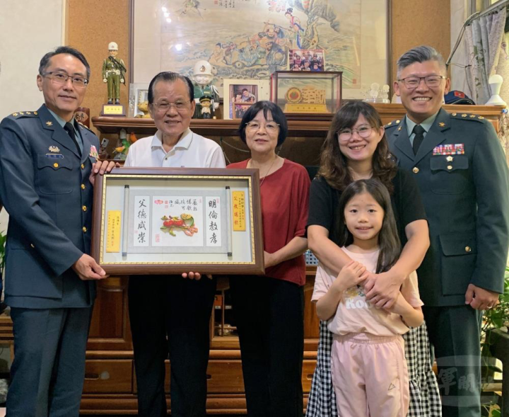 陸軍十軍團表揚模範父親，分赴獲選年度陸軍「模範父親」人員家中致贈賀屏及禮品。（陸軍第十軍團提供）