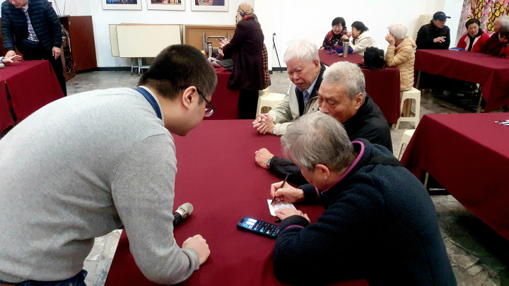 聽眾反應熱烈，踴躍舉手發問，許柏勛也帶領鄉親一起操作手機上的行動支付APP