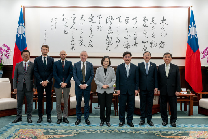 President Tsai poses for a photo with French Office in Taipei Director Jean-François Casabonne-Masonnave.  