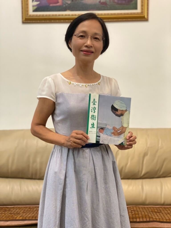 台灣從1984年開始針對新生兒進行B型肝炎預防疫苗接種，並出版「台灣衛生月刊」，時任衛福部立台中醫院嬰兒室及產房護理師吳琬玉（圖）參與政府拍攝推廣宣導照，12日現身肝病防治學術基金會29週年慶活動。（肝病防治學術基金會提供）