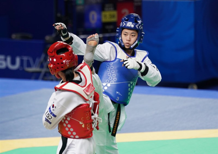 Tokyo Olympics medalist Lo Chia-ling (in blue) compete against Kim Yu-jin of South Korea in the women's taekwondo finals at the World University Games in Chengdu, China on Monday. Photo courtesy of Chinese Taipei University Sports Federation July 31, 2023