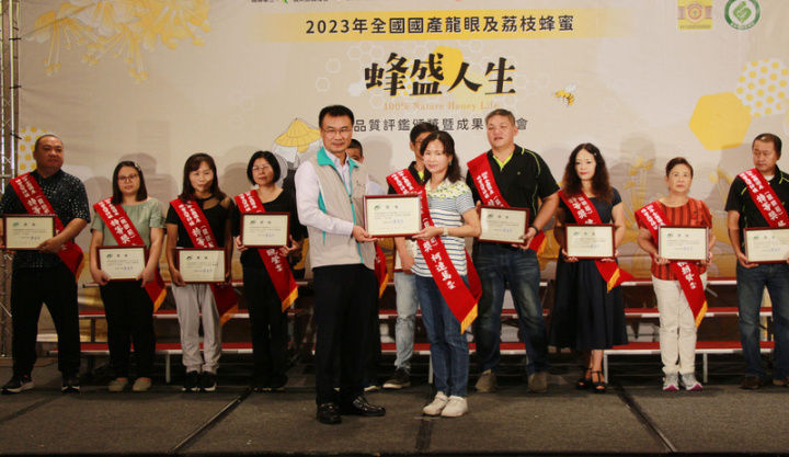 2023全國蜂蜜品質評鑑12日在台中頒獎並發表成果，農業部長陳吉仲（中）、農糧署長胡忠一（左3）、台灣養蜂協會理事長黃國展（右3）等人出席，並推廣國產產銷履歷蜂蜜產品。
