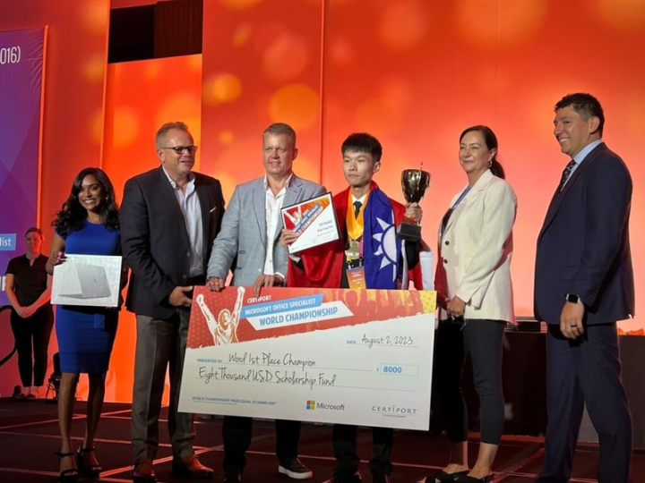 Chen Bing-hong (third right), poses for a photo at the award ceremony of the 2023 Microsoft Office Specialist World Championship on Wednesday. Photo courtesy of Taipei Economic and Cultural Office in Miami Aug. 4, 2023