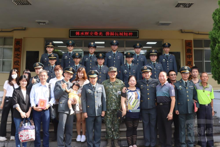 陸軍機步234旅日前辦理「民國112年7月份月會暨晉任典禮」，邀請晉任官兵家屬共享榮耀時刻。（陸軍第十軍團提供）