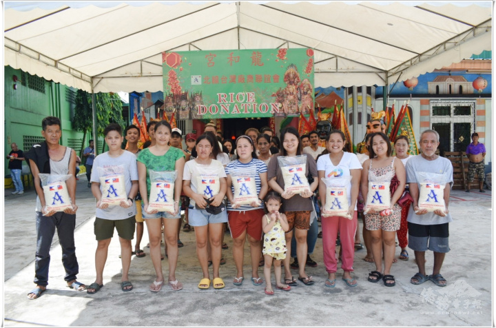 當地菲國民眾感謝主辦單位的熱心捐助