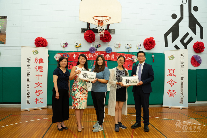 文教中心主任藍柏青(右一)及副主任徐沛宸(左一)致贈愛心包紀念品予文化巡迴老師吳嘉惠(右二)和劉佳雯(居中)，臺裔多倫多市議員陳伶俐(左二)合照。