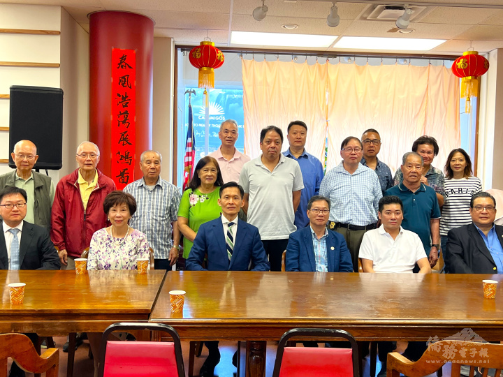 波士頓安良工商會會長陳偉民(前右二)等人歡迎廖朝宏(前左三)