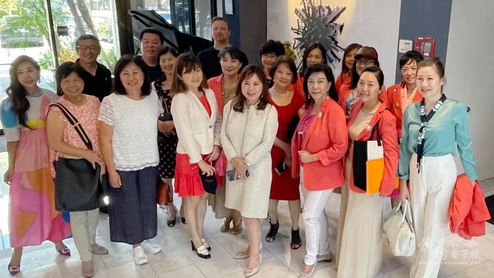 世華橙縣分會會員讚揚張祥華致力普及音樂舞蹈教育的貢獻