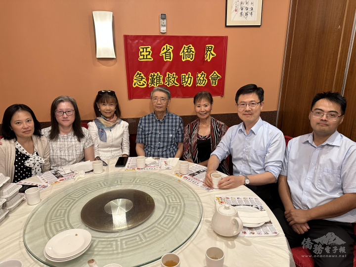 陳碧蓮(左3) 、秘書黃慶育(右2)及亞省僑界急難救助協會會長許平宗(中) 、僑務顧問邵茜(右3)及該會幹部合影