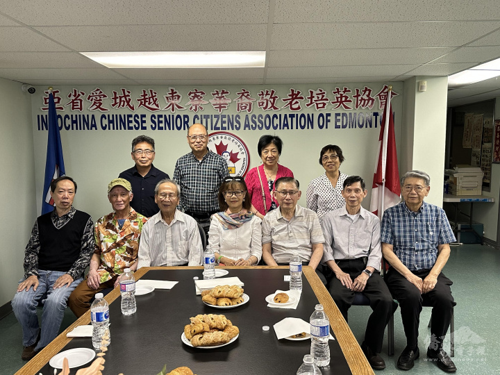 陳碧蓮(第1排中) 、僑務諮詢委員許平宗(第1排右1)與愛城越柬寮華裔敬老培英協會會長柳家興(第1排右2) 及會員於會所合影